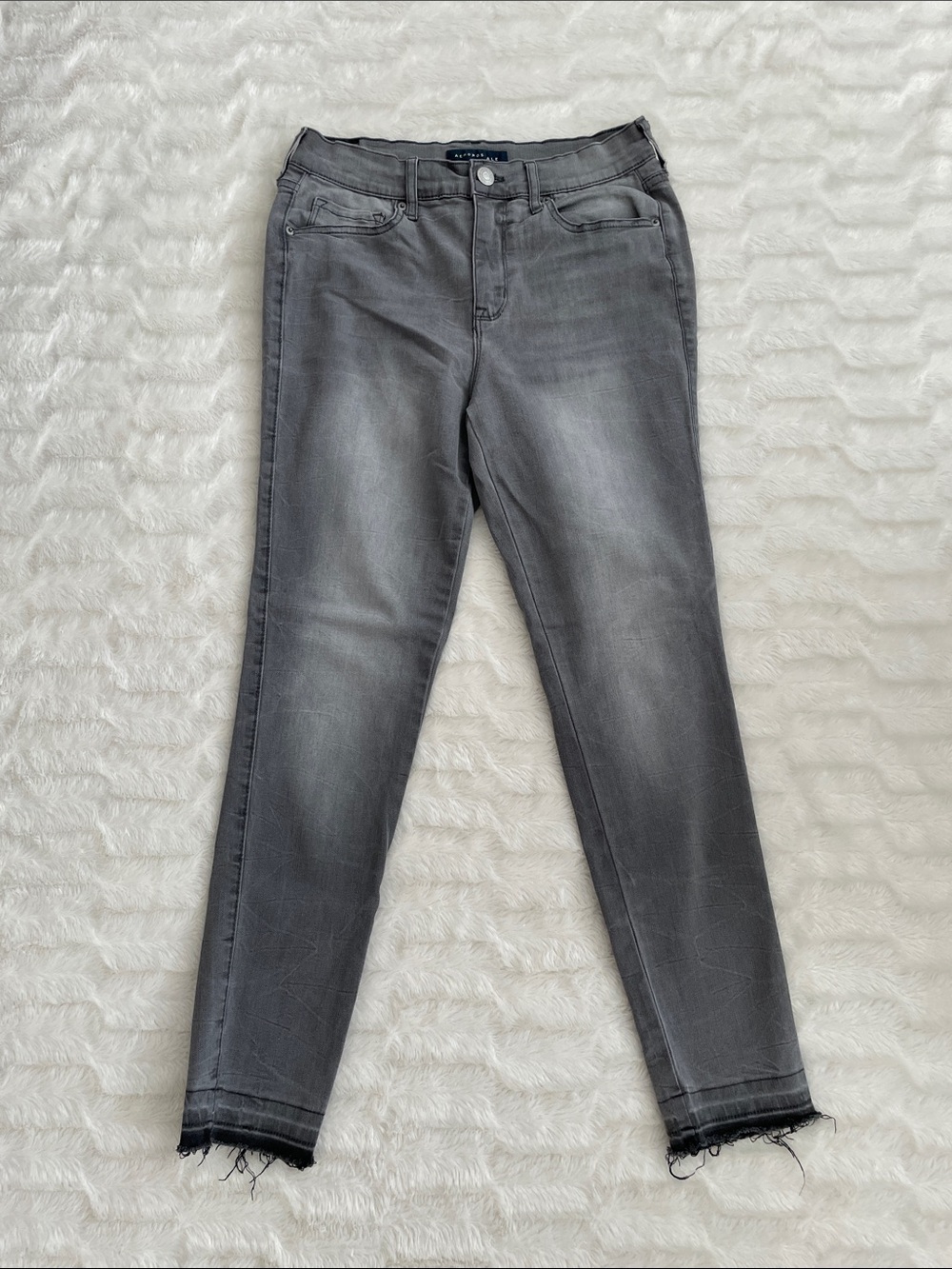 Aeropostale Women's Gray Skinny Jeans with Frayed Hem